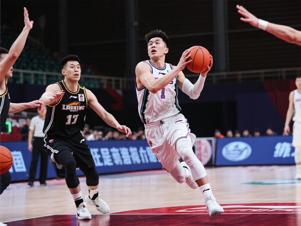 比赛中，高诗岩的表现尤为亮眼。他不仅以一