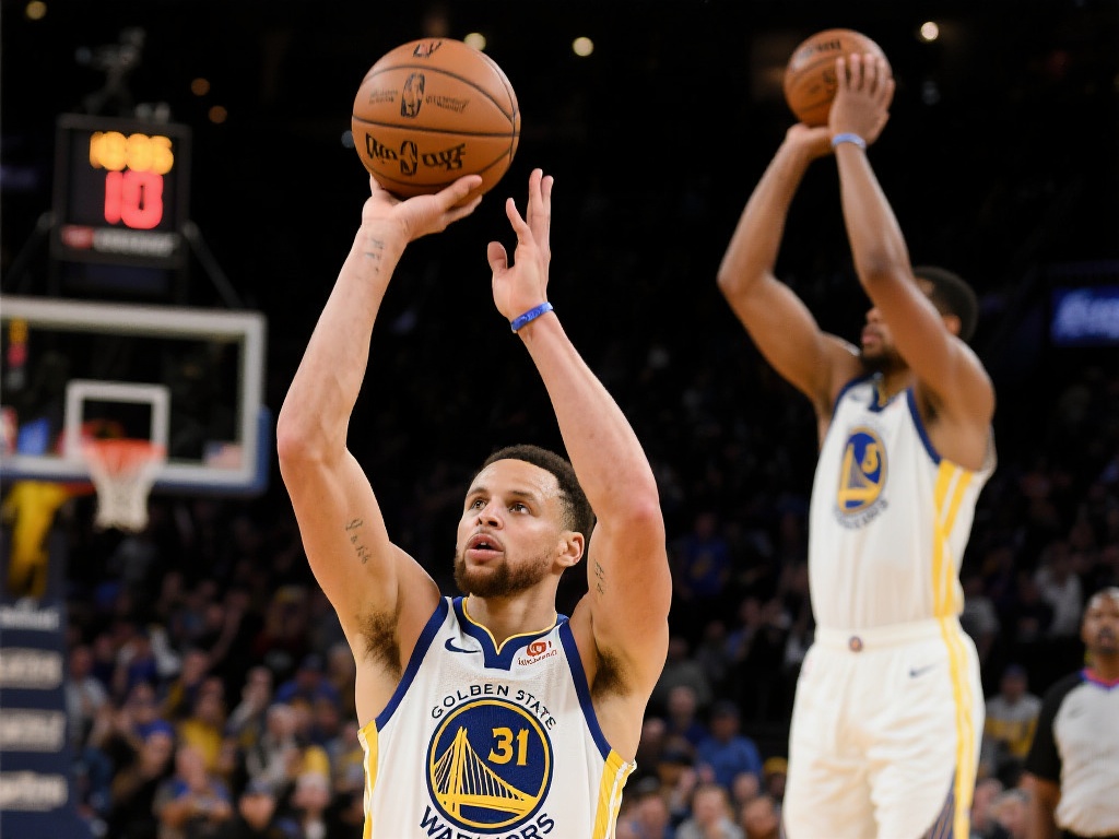 神奇逆袭!希尔德评分从4.9分飙升至9.9分,传奇射手再创辉煌 以一场季后赛为例,他在最后五分钟连续命中